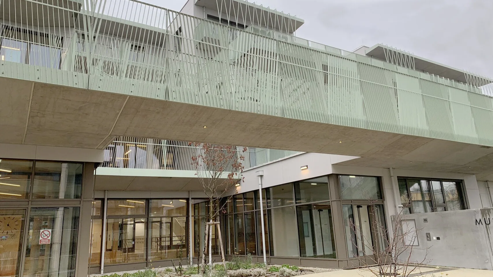 Mehrgeschossiger Stahlbeton-Rohbau des Bildungscampus Deutschordenstraße in Wien