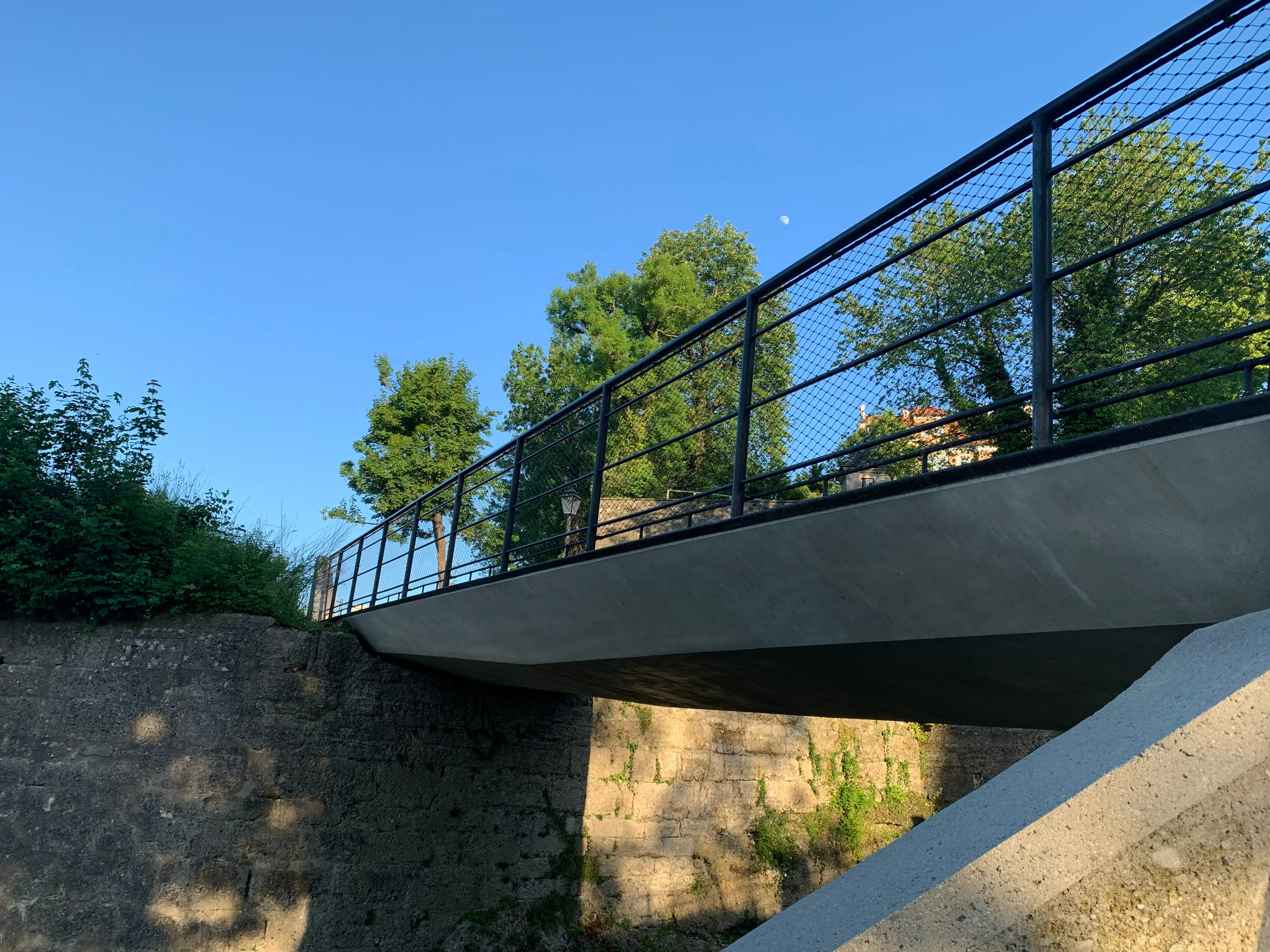 Fertiggestellte Brücke Monikapforte in Salzburg