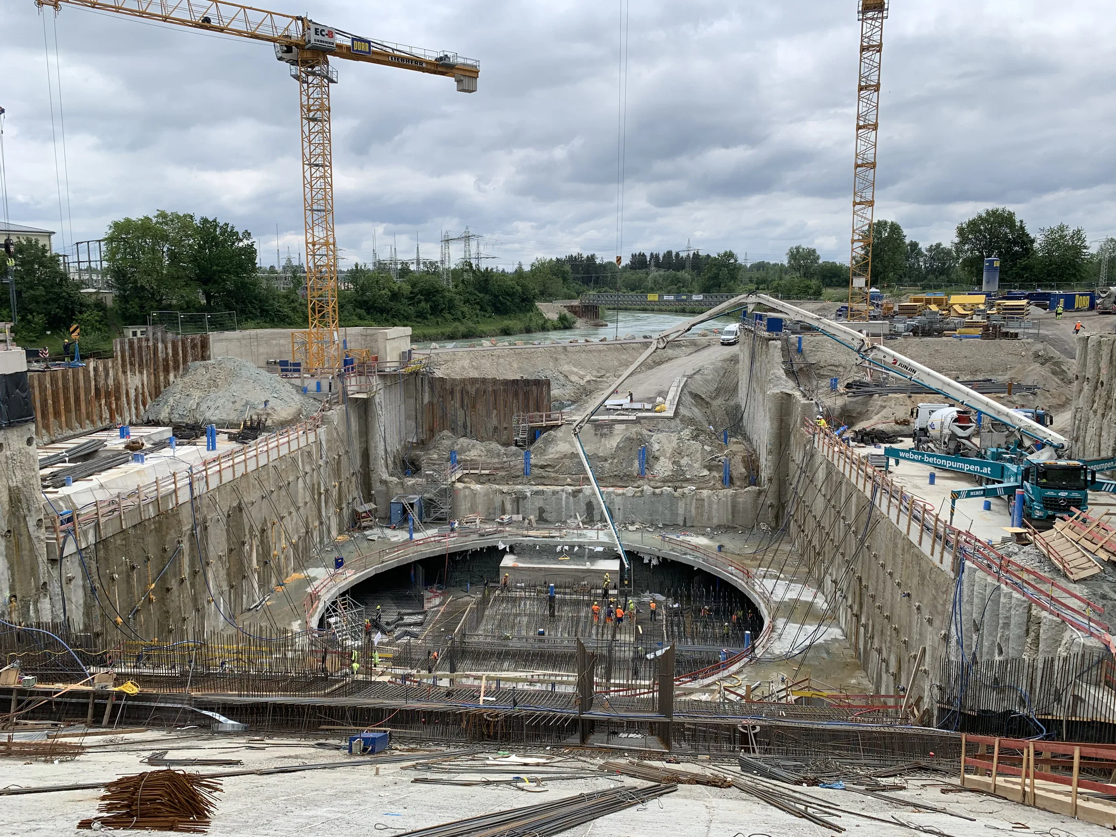 Blick über die Baugrubensicherung am Kraftwerk Töging